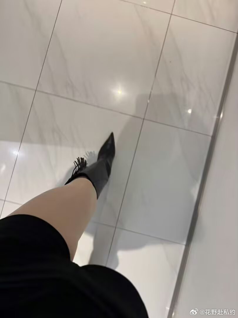 我就溜达下楼 买杯咖啡 穿这样。过分吗。 ​​​