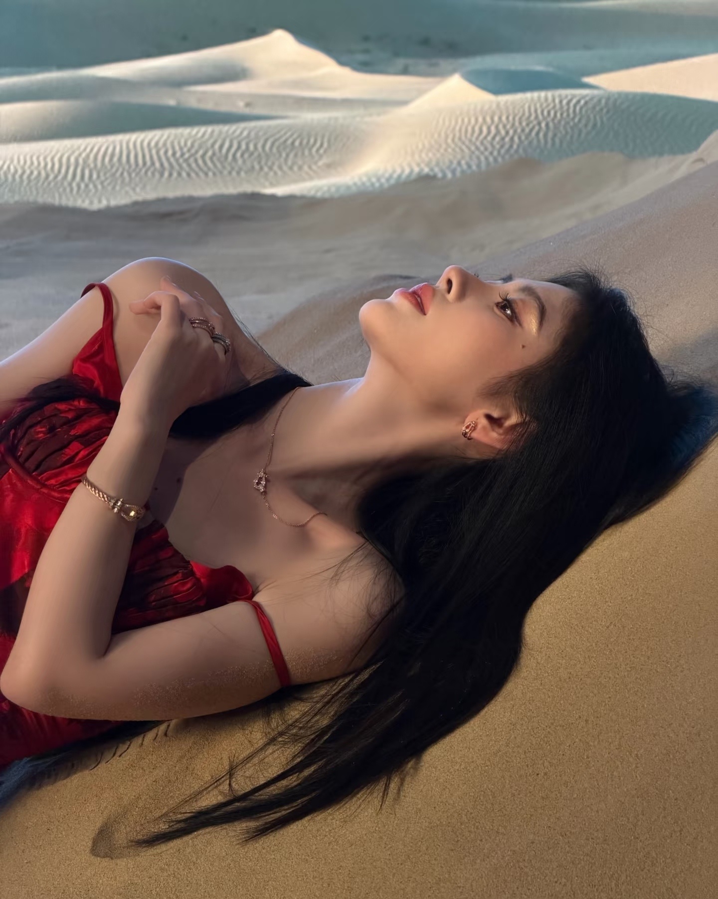 华妃🐮 鞠婧祎真的绝了这个沙漠鎏金妆PORT杂志鞠婧祎port九月刊封面 ​​