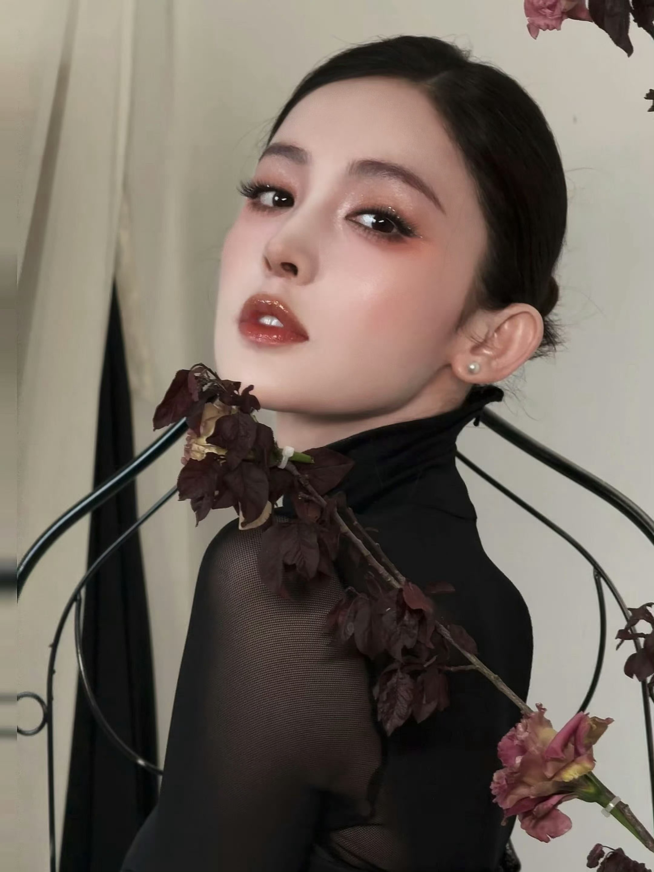 娜扎腰间白玫瑰 此女又来统治Vogue红毯了[期待]，造型基础脸就不基础，配饰基