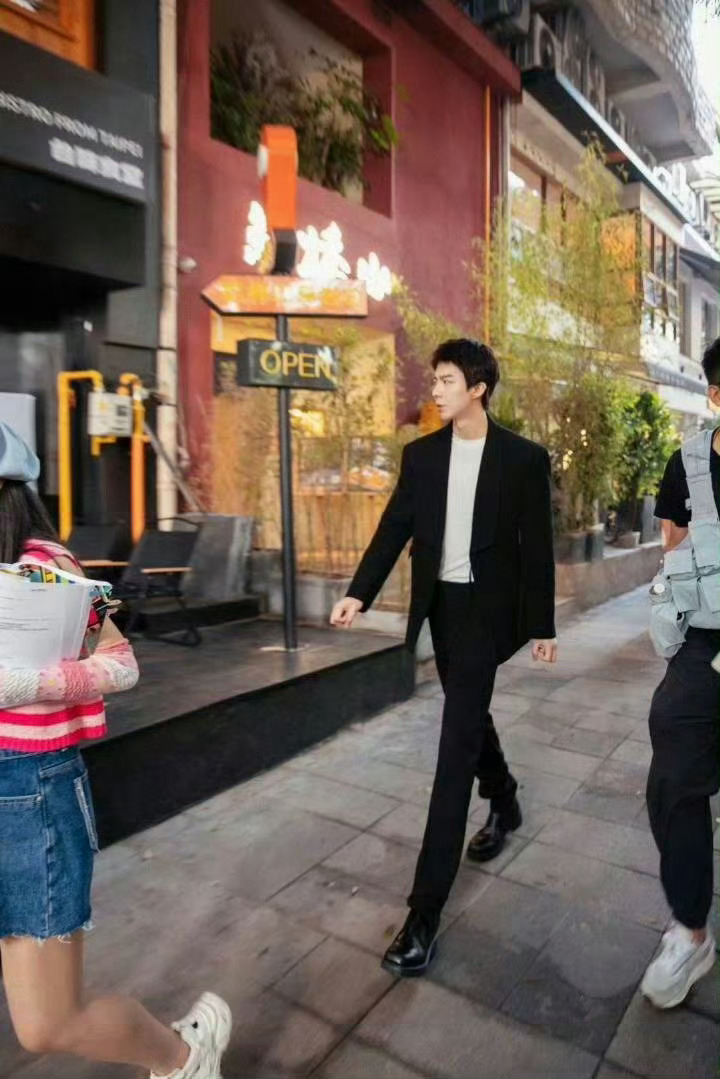 今天初九了。明天小贝来了！激动的心砰砰砰跳！刘宇宁玫瑰丛生 |刘宇宁摩登兄弟