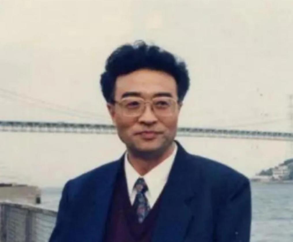 他名叫刘铁骑，是大贪官刘青山的儿子，父亲在1952年被枪毙的时候，刘铁骑才6岁，