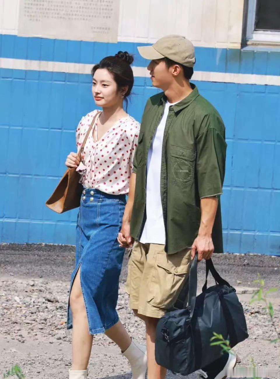 黄景瑜徐若晗新剧牵手路透🈶️，男帅女美的两个人还挺有cp感的 ​​​