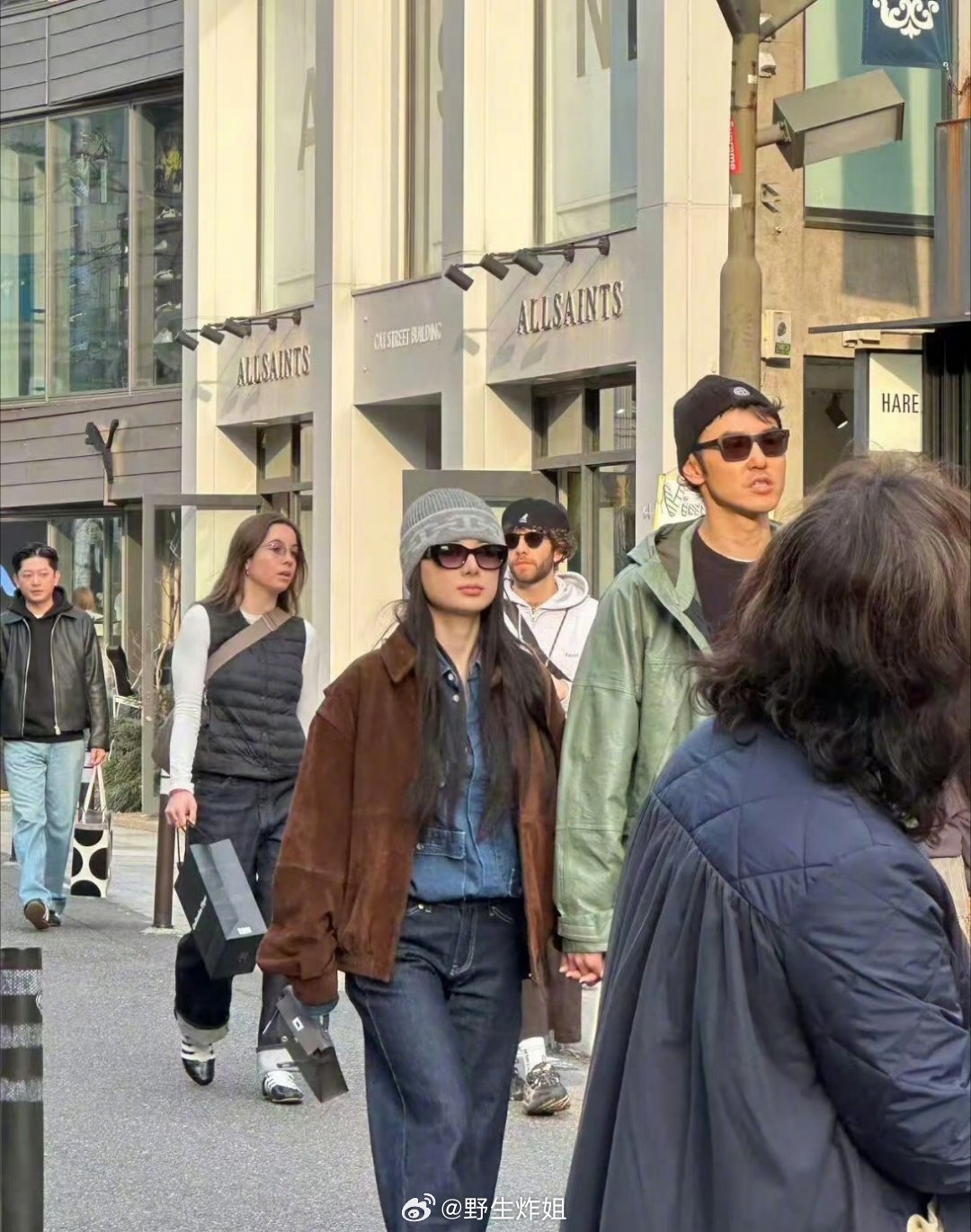 哇哦，有路人直接在日本偶遇了阮经天跟女朋友在街头散步，两个人十指紧扣的，还是蛮甜