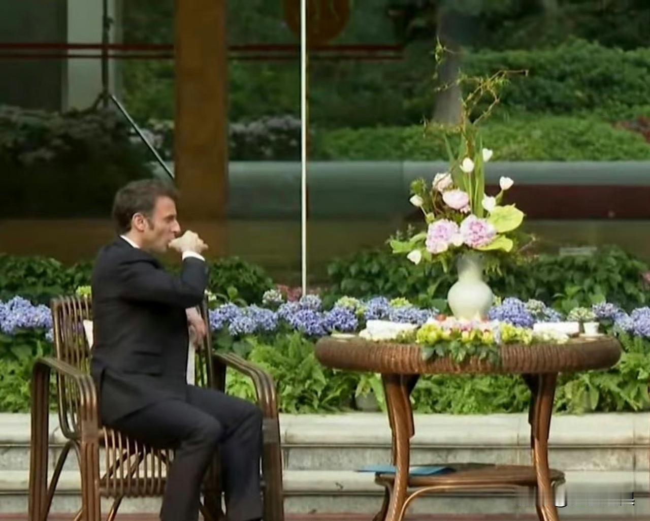 才饮北京水，又品成都茶。
中国一行备受礼遇。
他想要的，给了；他想看的，满足了。