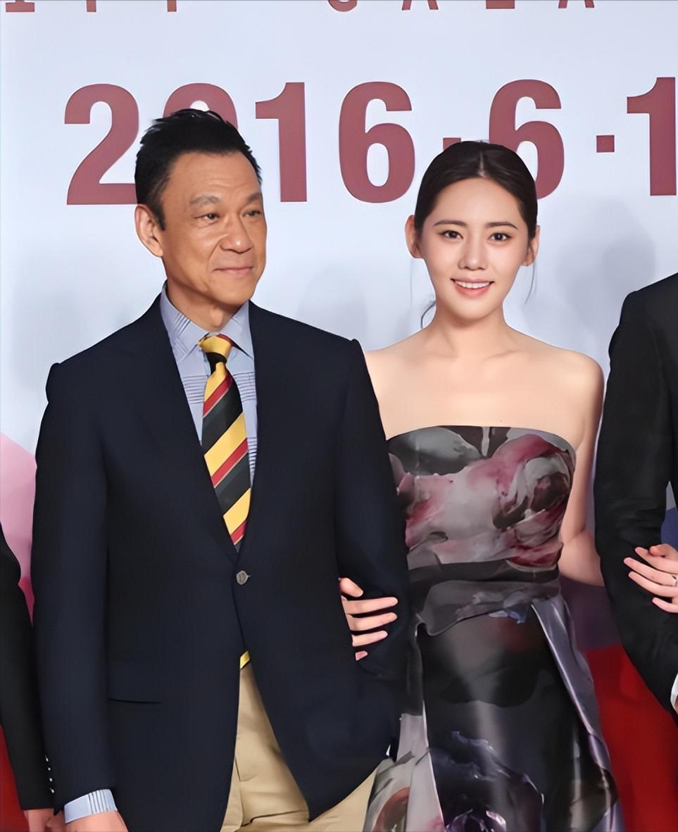 2011年，65岁的王学圻做出了一个震惊圈内外的决定，不顾结婚40年的发妻孙昌宁