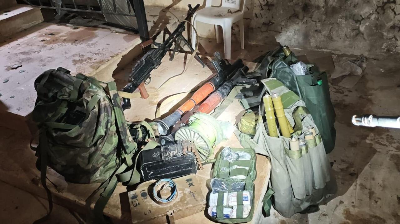 黎巴嫩南部：以色列国防军部队发现地下居住区，并缴获军用背心、火箭筒和爆炸装置，以