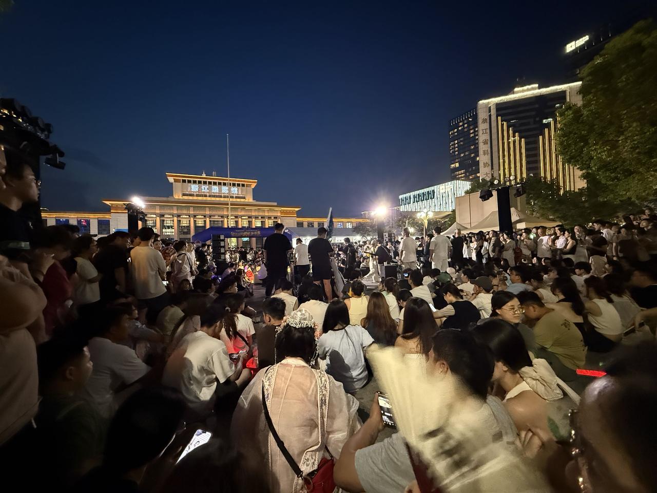 免费桑拿免费音乐会就在杭州市中心武林广场八少女雕像边上马上开始啦！