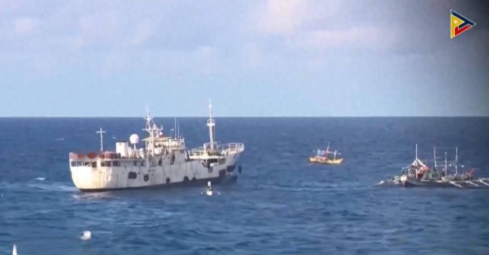 高市早苗帮手到位！

12 月中旬，南海海域突发紧张对峙，菲律宾出动 20 多艘