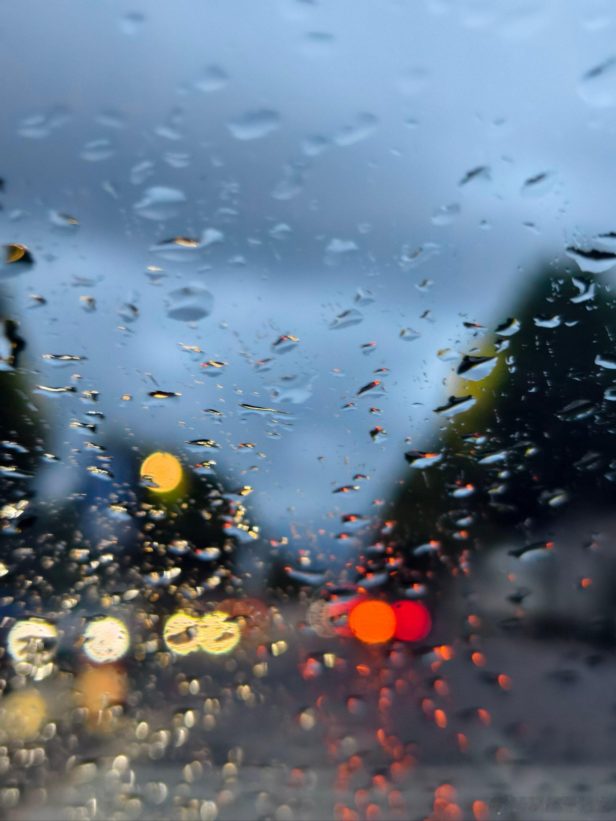 大暴雨特大暴雨要来了今天雨下的特别急，还闪电，谁又发誓了[doge] ​​​