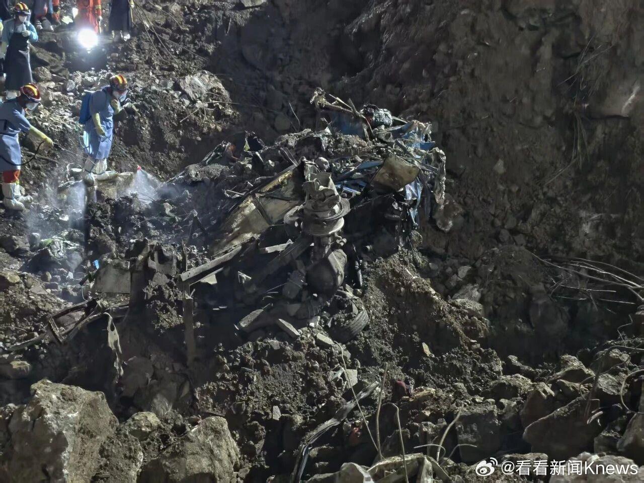 【#彭水救援现场发现失联中巴车残骸#】记者从重庆彭水山体崩塌灾害现场救援指挥部了