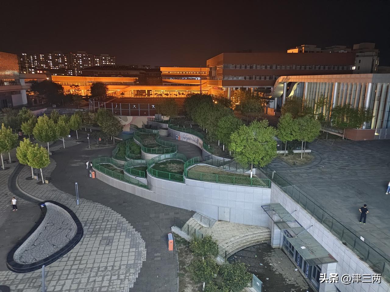 网友说了宜居城市的标准，我觉得很对
1，城市房价或者区域房价不高，单价不能超过平