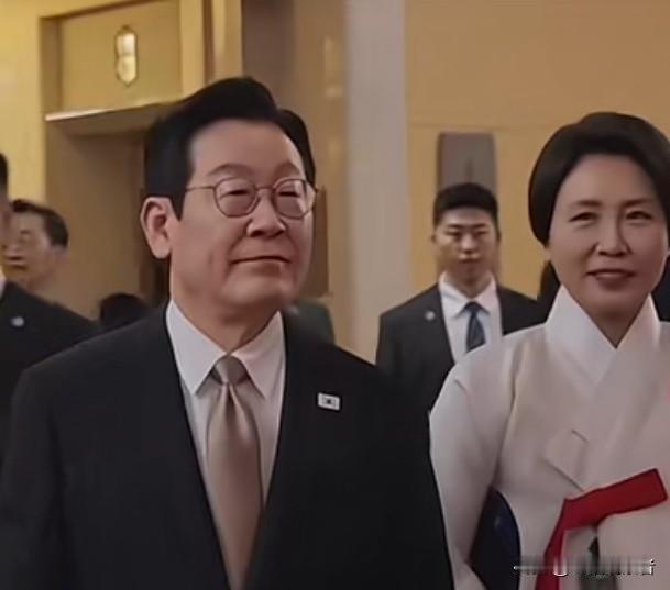 全世界都以为特朗普会对伊朗下手，不料他调转枪口对准韩国。

特朗普这操作真是让人