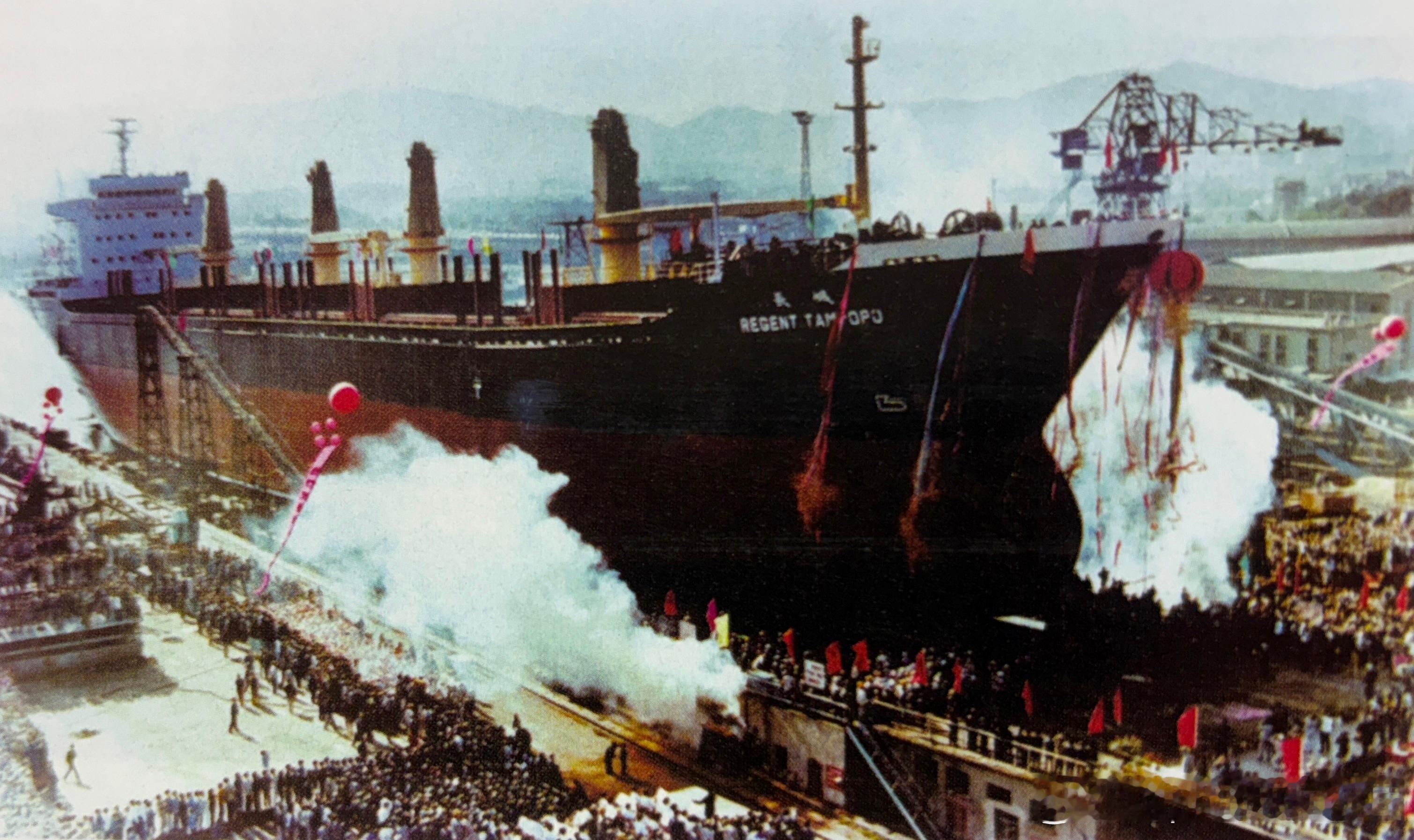 1981年9月14日2.7万吨散装货轮“长城”号下水，这是我国第一艘出口船，也是