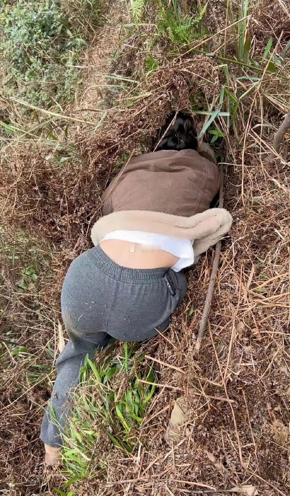 姐妹团爬山 有个掉下去了 