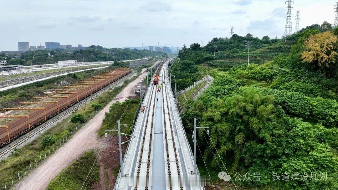 高铁头条【启动铺轨！时速350公里高铁冲刺开通】西南铁路公众号消息：5月8日10