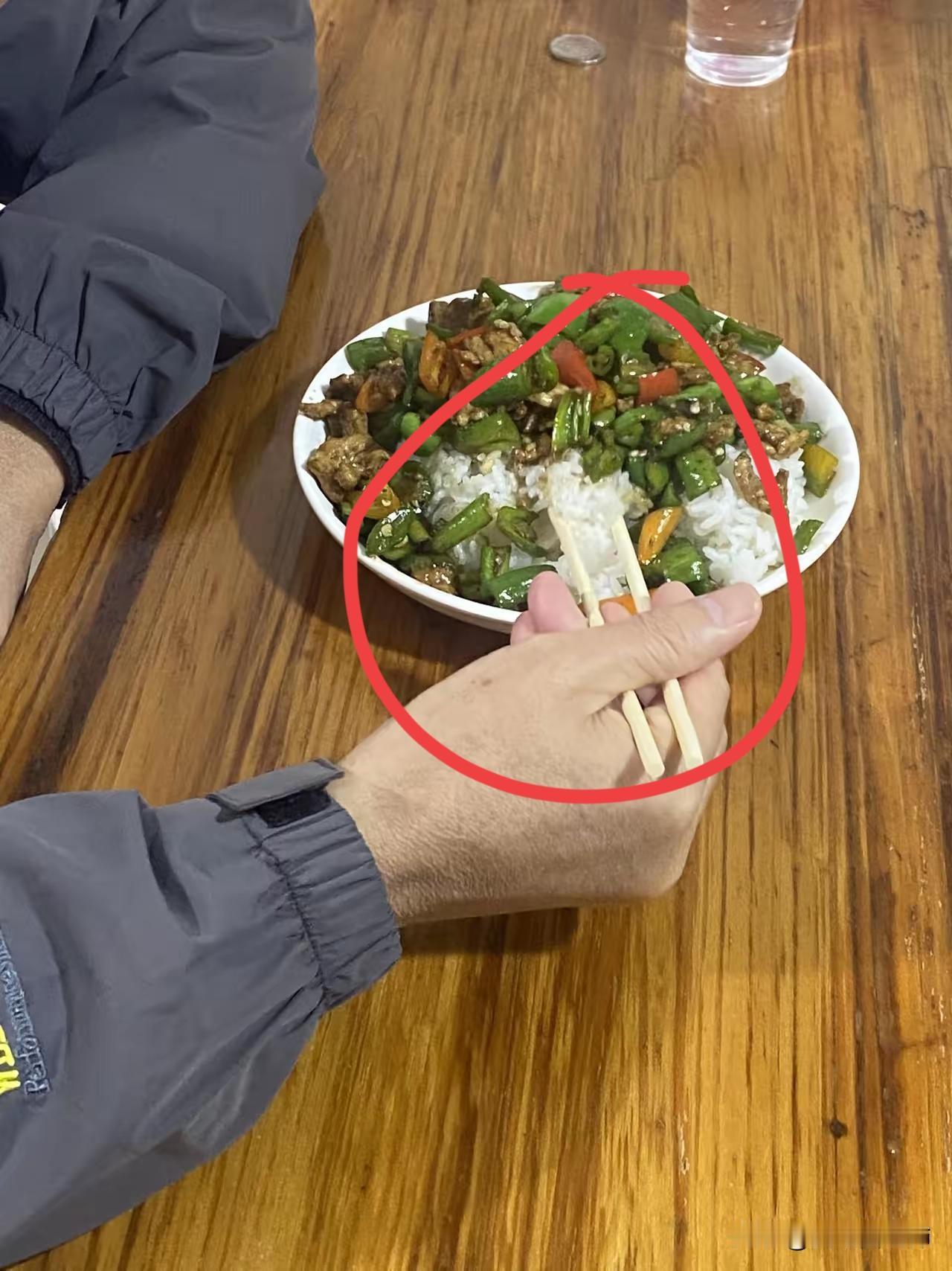 “善良给对人，真的会暖到骨子里！”
下公交时被60多岁大叔搭话，戴着耳机还以为是