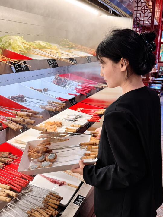 五一来重庆就吃玉虎串串！边吃边看跳舞💃