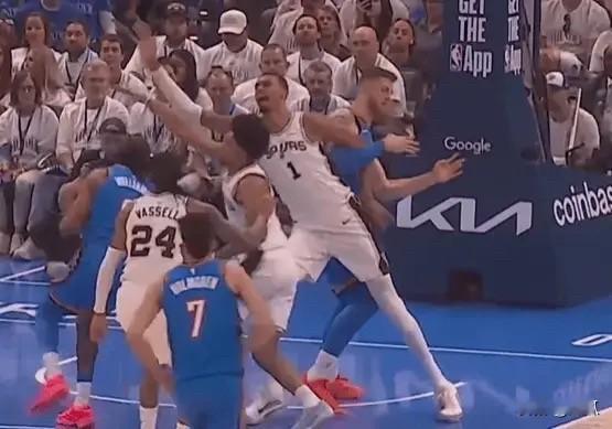 NBA现在这种动作都不吹罚？这是打篮球？这个动作你打ufc也是犯规的吧

今日N