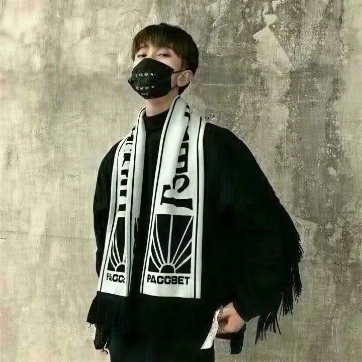 我正在听九酱的歌曲《鲸落 (DJ版)》（来自网页链接 ，，，，一鲸落，，万物生 