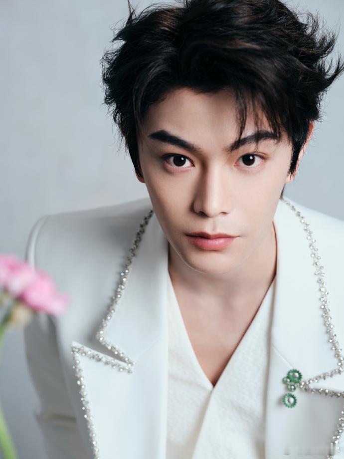 丁禹兮温润气质闪耀瞬间  丁禹兮情人节白西装造型 谁能不被丁禹兮的白西装造型圈粉