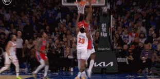 NBA赛场之恩比德又伤了。
  恩比德的双腿是什么做的，明明那么瘫软，怎么还会受