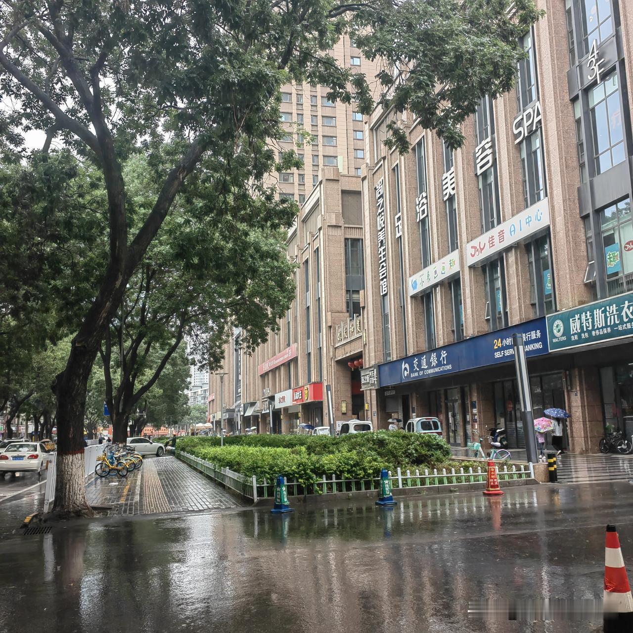 我发现兰州的天气特别爱走极端呀☞☞☞

前段时间热的像烤大饼，

地面都已经达到