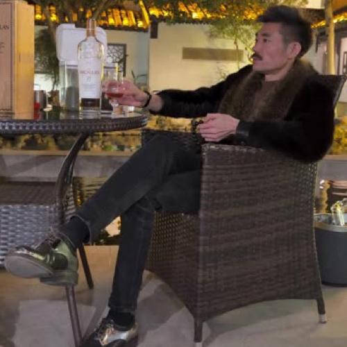 三年前，网友扒出阿四发的豪车名表照片，全是“借景”拍的。
劳斯莱斯是租的，百达翡
