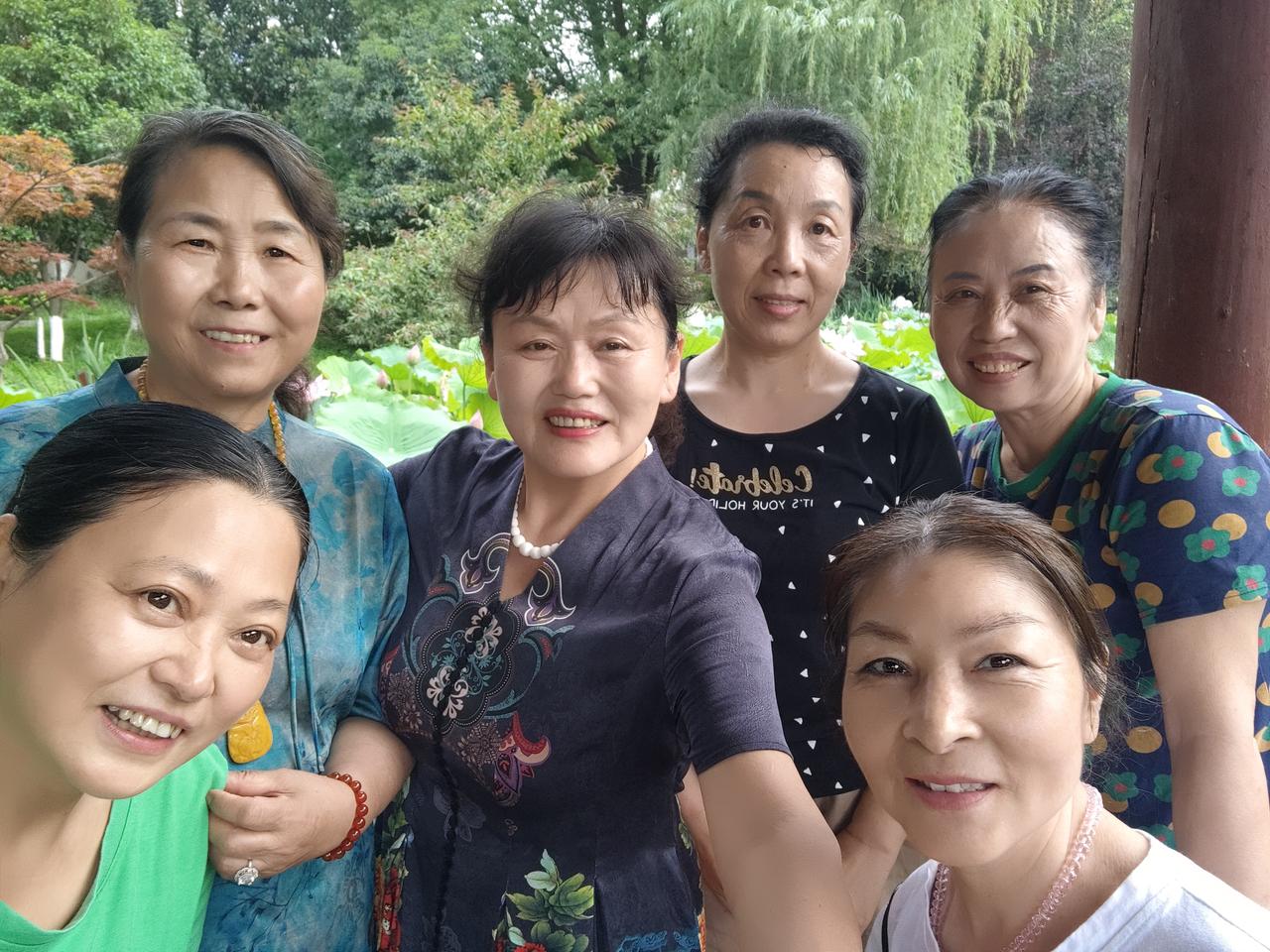 又走进襄阳荟园
    今天是清明节，4月5日，我不知不觉又走进了襄阳荟园。天歌