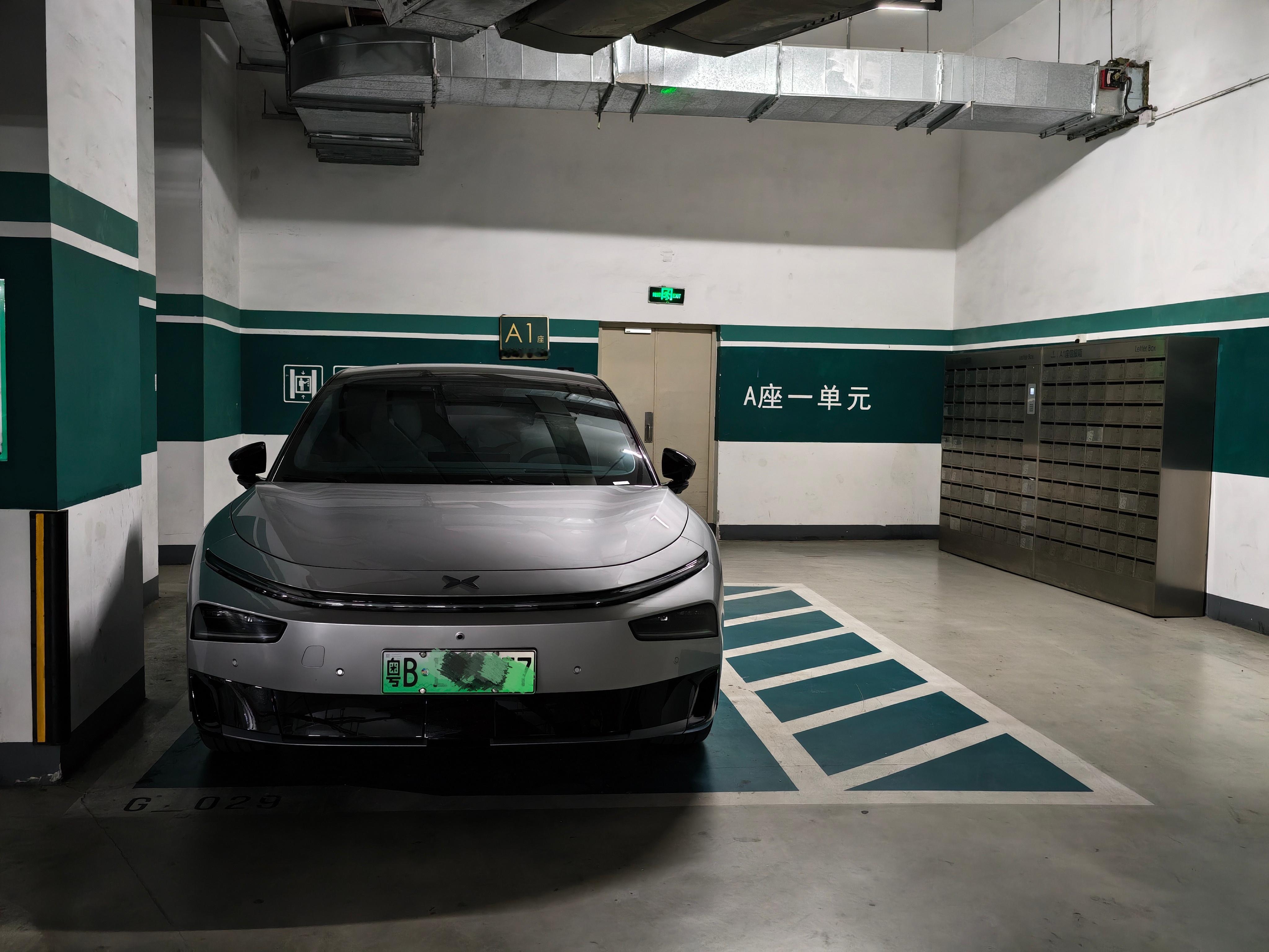 我已经停在这个车位了，还被开门杀，你们猜猜她怎么做到的？ 