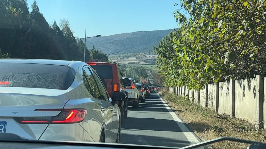 坡峰岭电动三轮违规载客，乘客坐小板凳一路晃悠〡有事儿@新京报