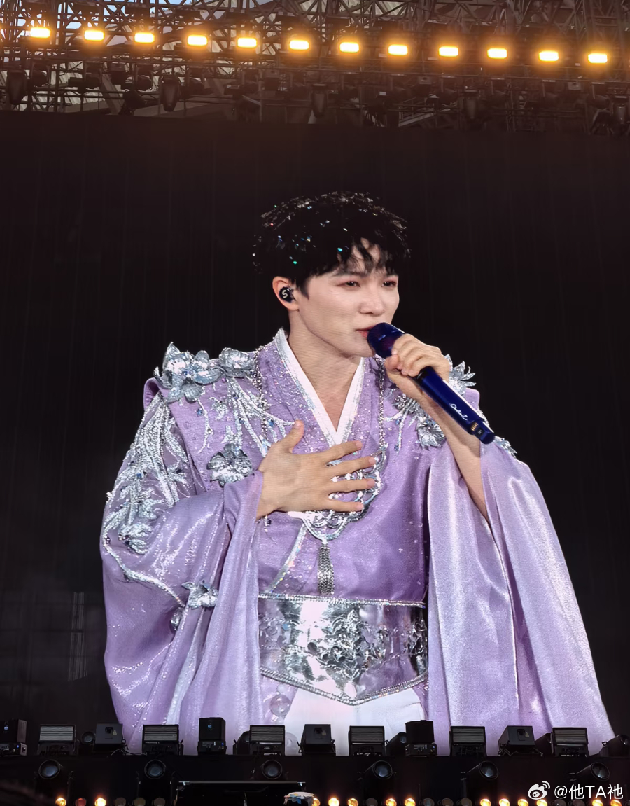 又是新衣服！！！紫薯小殿下帅气宝宝周深 周深2026深深的巡回演唱会 胸口有猫咪