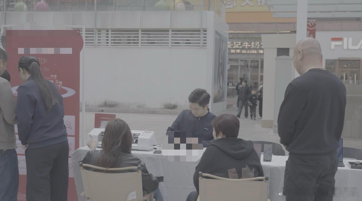 在广州南开出的列车上感受到温暖当春运遇上情人节的浪漫 别人的情人节，是鲜花配烛光