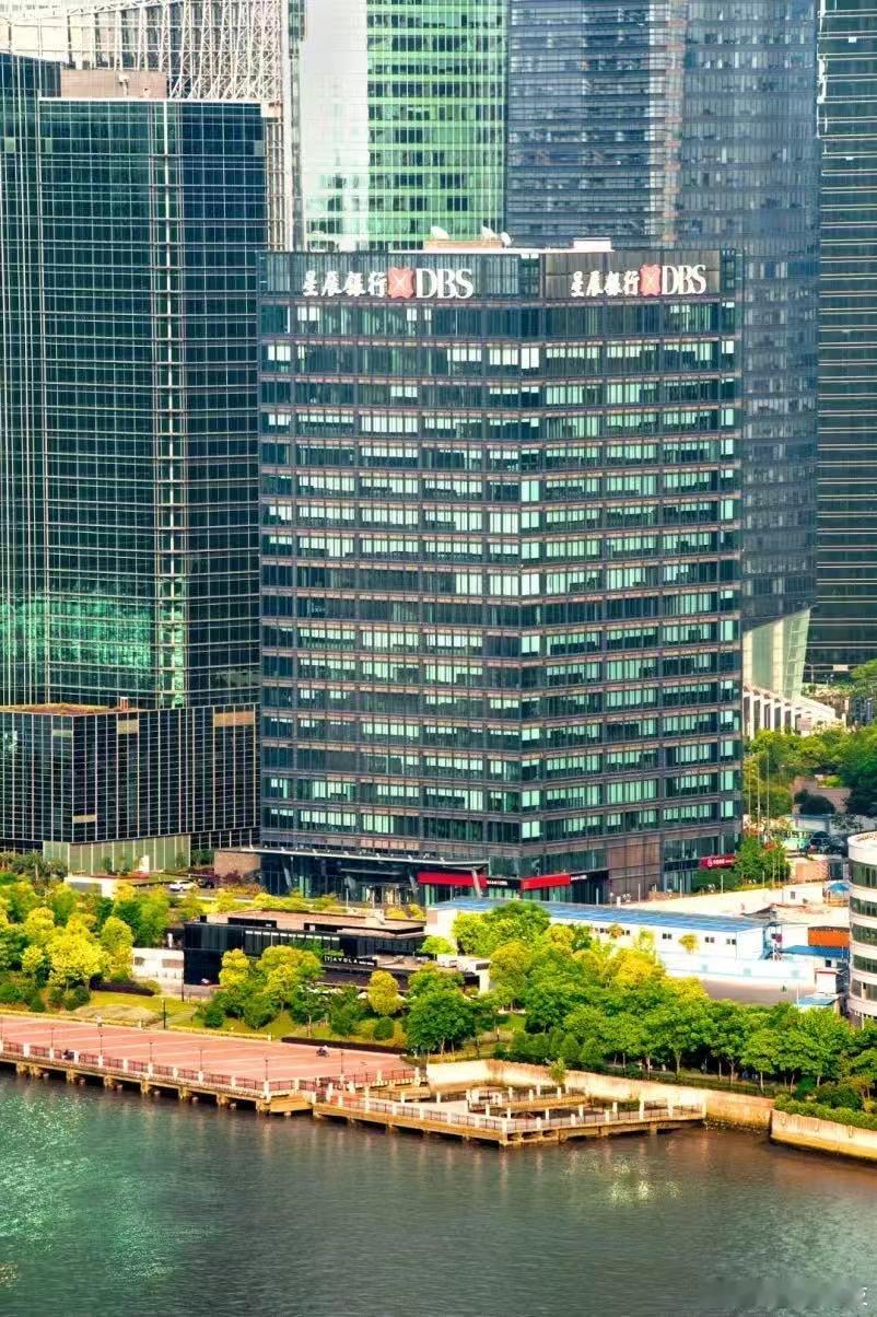 【拼多多在陆家嘴买了一栋楼】拼多多买下陆家嘴星展银行大厦 互联网头部企业拼多多，