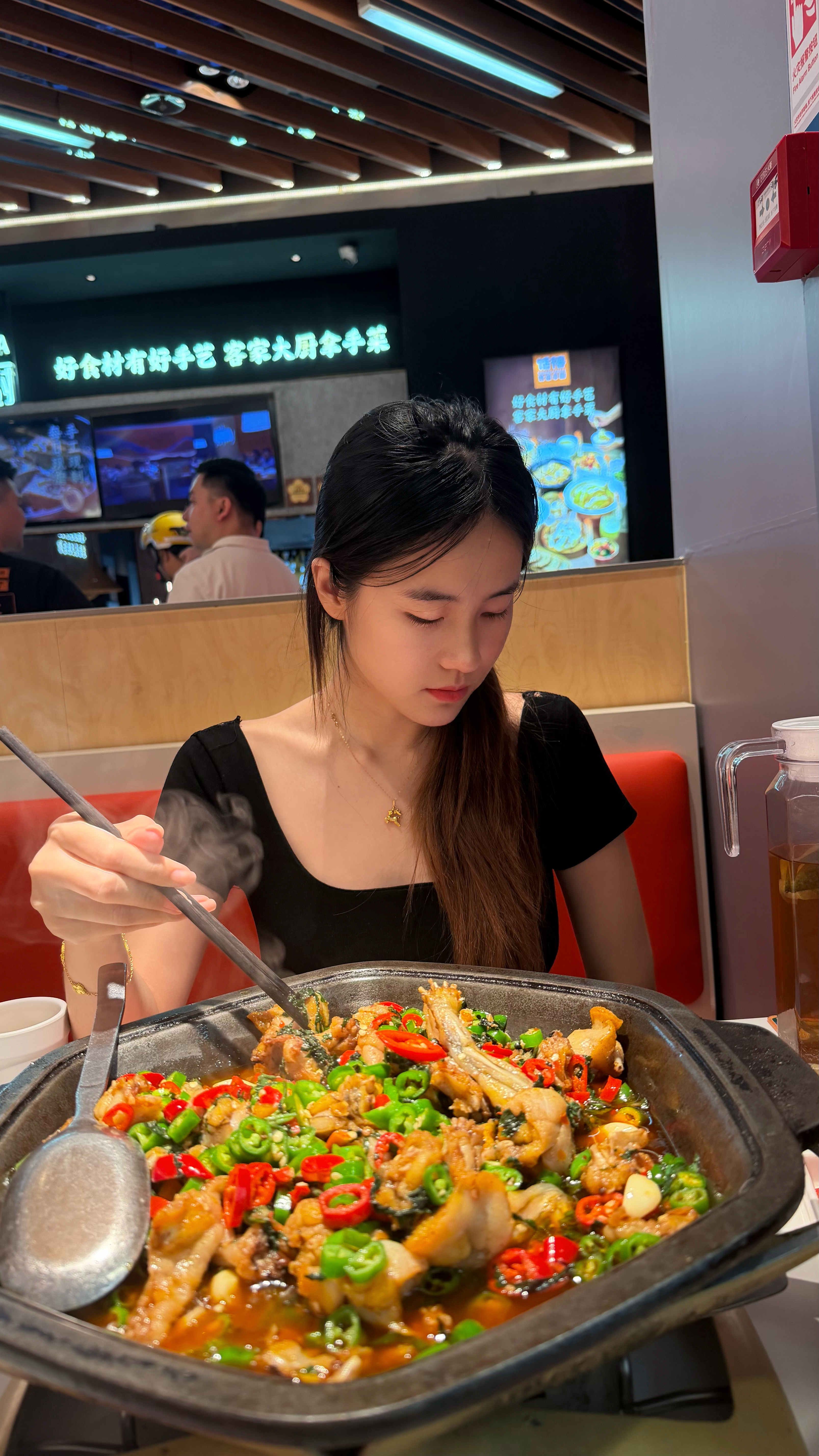 小李请我吃好吃的，心疼我被抽了4管血  ​​​