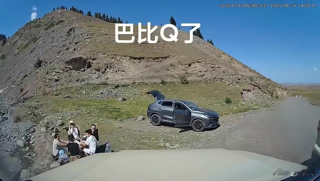 真倒霉！男子新疆自驾车辆刹车失灵，径直撞向停在路边的车辆，车主一家正在准备吃饭！