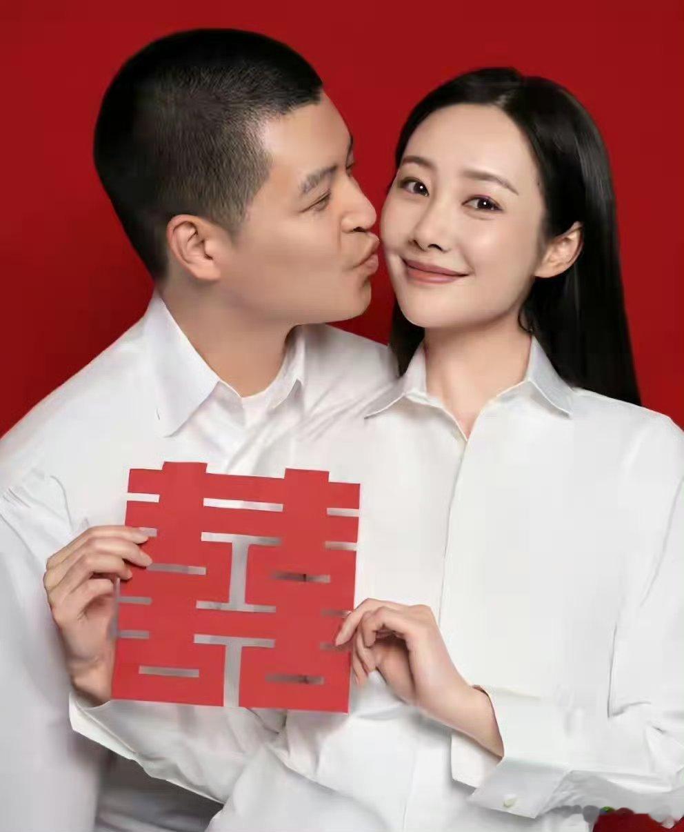 民政局回应马頔李纯结婚证是手写的别人的结婚证是标准品，马頔李纯的是手作定制款。 