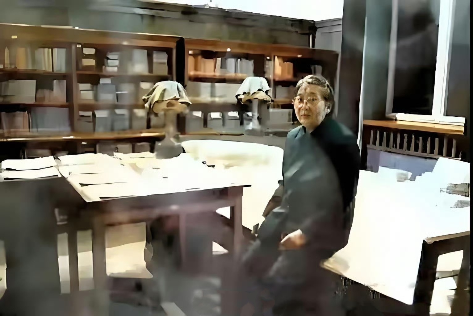 2011年，北京。晚年的李敏，喜欢去父亲在世时的住处呆会儿。坐在父亲床边，会回忆