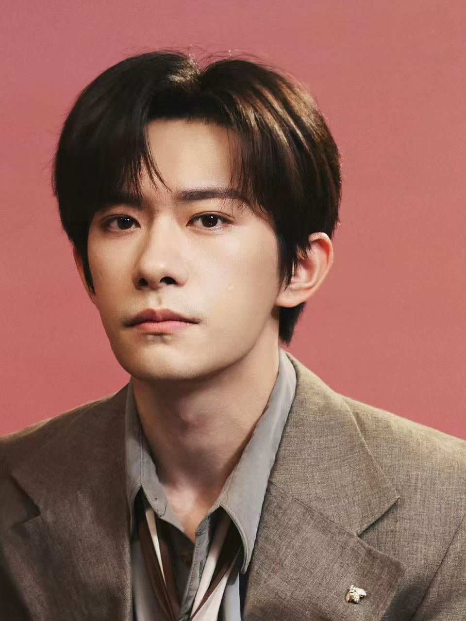 易烊千玺丝巾领带易烊千玺丝巾配西服这个丝巾领带太妙了吧 