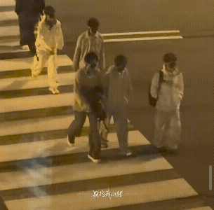 我看四代到北京了我怎么认出王橹杰的他头发一甩一甩的孩子你笑死妈妈了。。。。 ​​