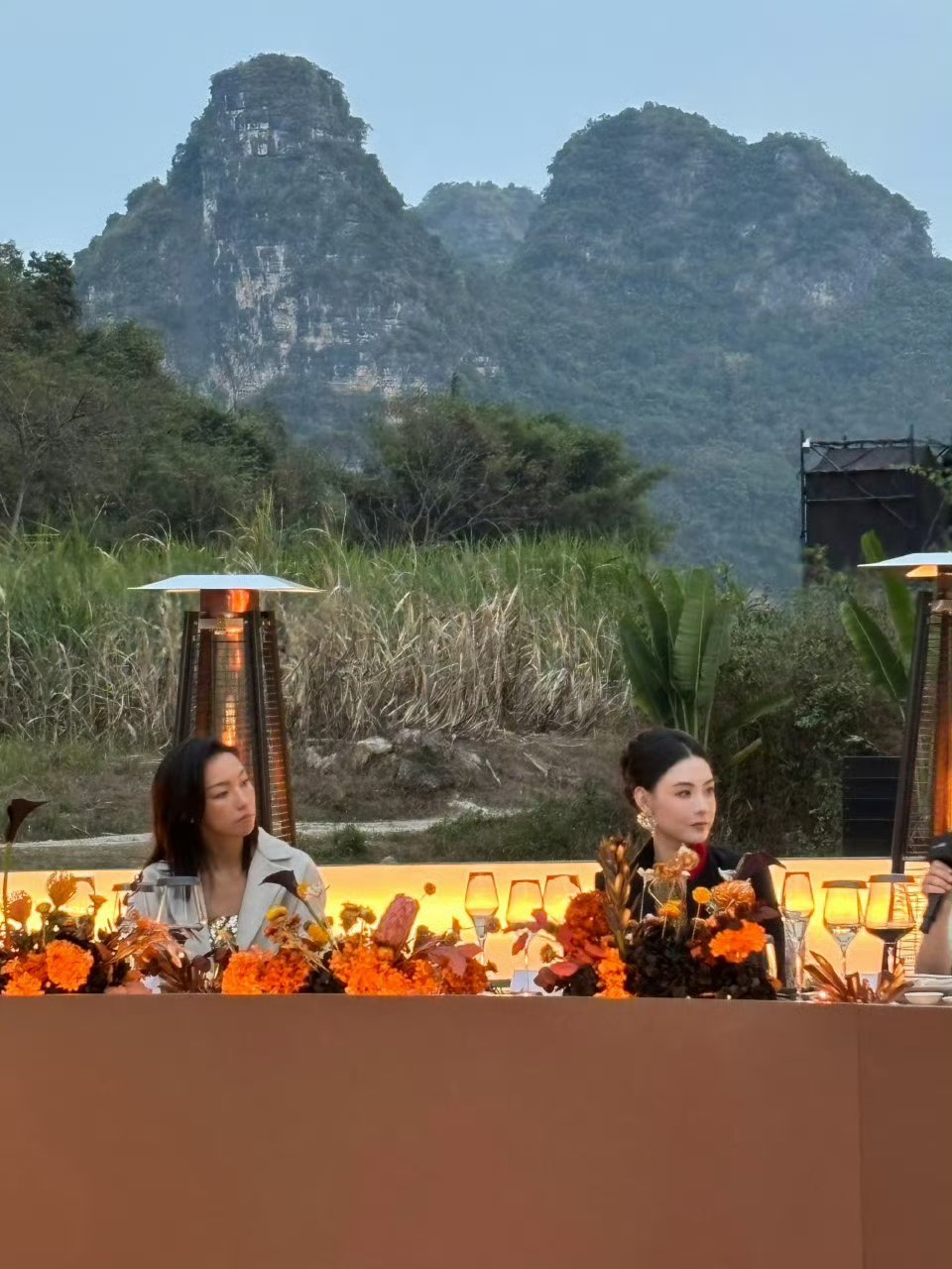 鎏金女神世纪同框 时光长河，难掩光芒。赫本的优雅、梦露的娇俏、嘉宝的神秘，此刻仿