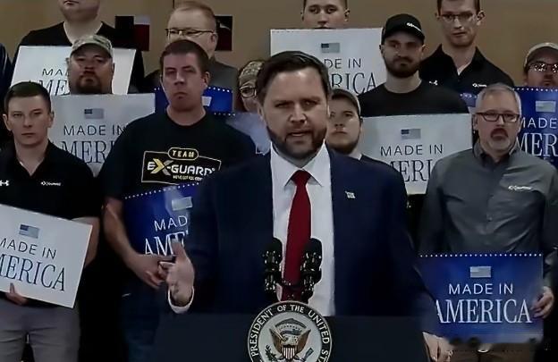 美国副总统万斯在爱荷华竞选活动上发表讲话，形容在联邦政府查处欺诈行为就像“往水桶