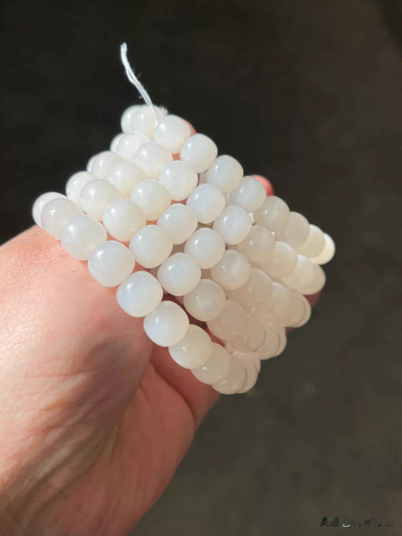 新品。且末天泰白玉手串。非常细腻无棉无裂。颗颗精选。