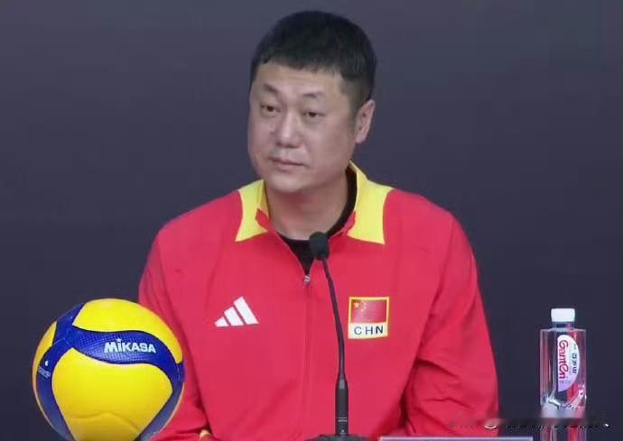在刚刚结束的北京站赛前新闻发布会上，中国女排主教练赵勇和队长龚翔宇出席。

记者