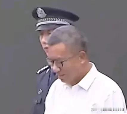 涉案30亿，判决死刑!大快人心。身为国家干部的李建平利用手中的权利却知法犯法，构