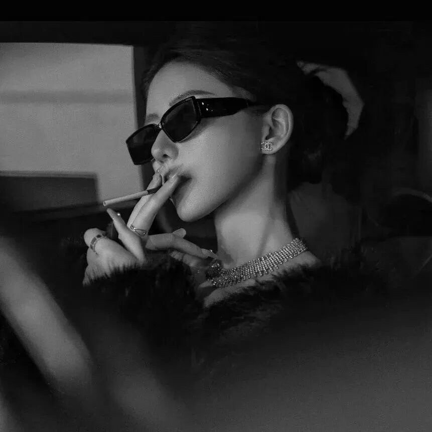 这世界上很多的聚散都不是因为爱，而是利益权衡后的结果，所以别难过，不值得。 ​​