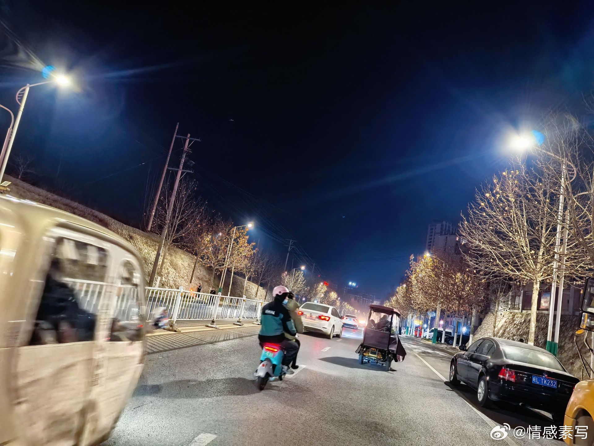 随手拍“生活在催我赚钱”年龄在催我懂事，身体在催我健康，这烂透了的生活，耗尽了我