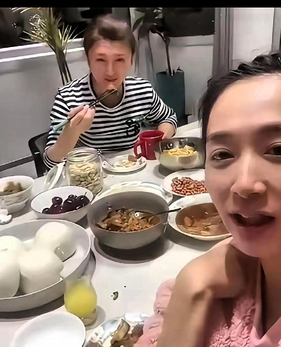 胆子真大啊！
2026新年伊始，主持人王芳晒闫学晶受邀到她三亚家中做客时的一幕！