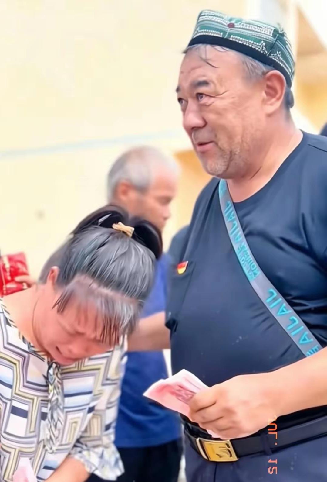 刚去查了一下。这不查不知道。
原来这个从新疆远赴四千公里到广西当面送钱的大叔，还