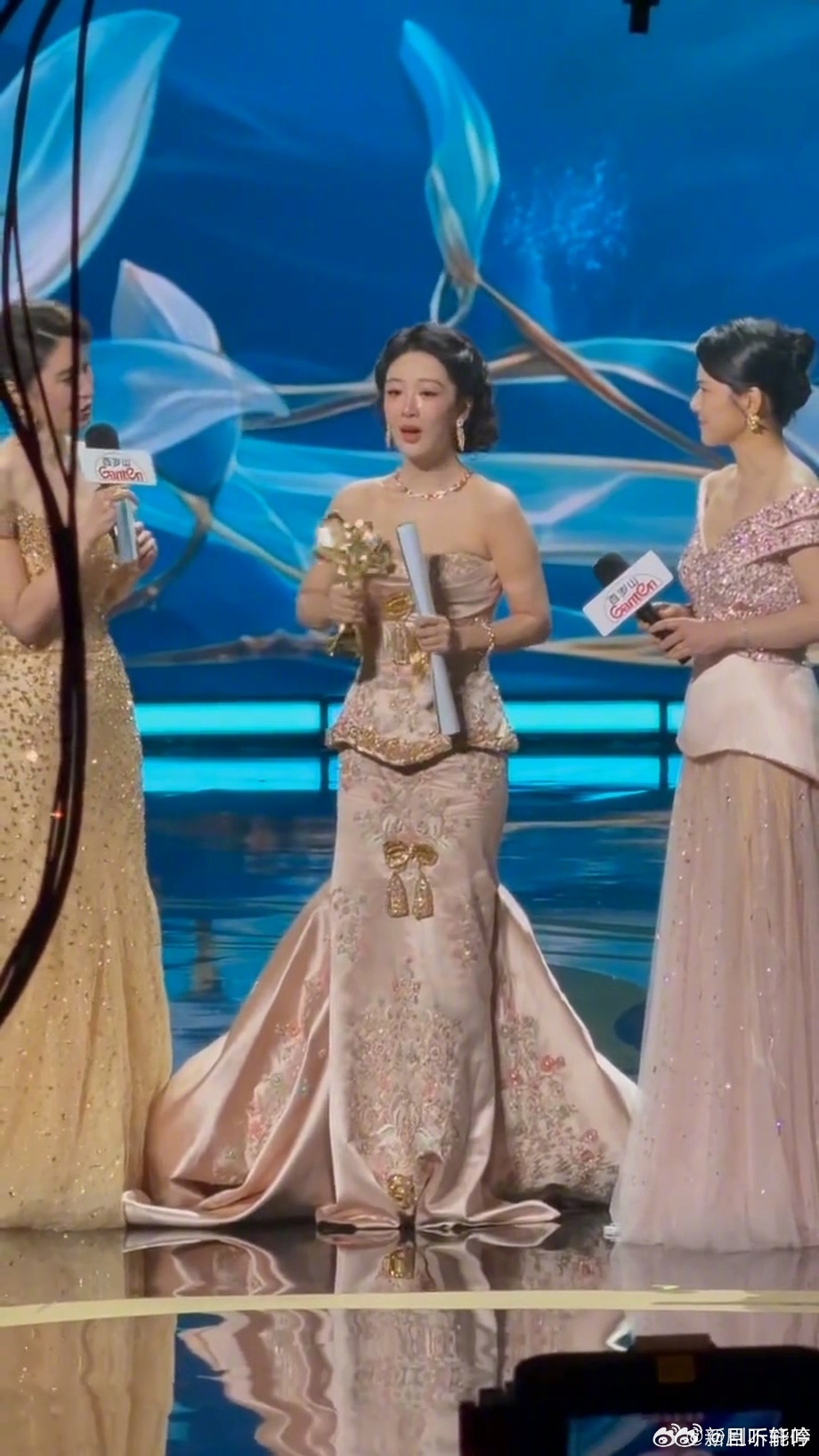 杨紫白玉兰视后时间过得真快，转眼这孩子已经长大了！ 