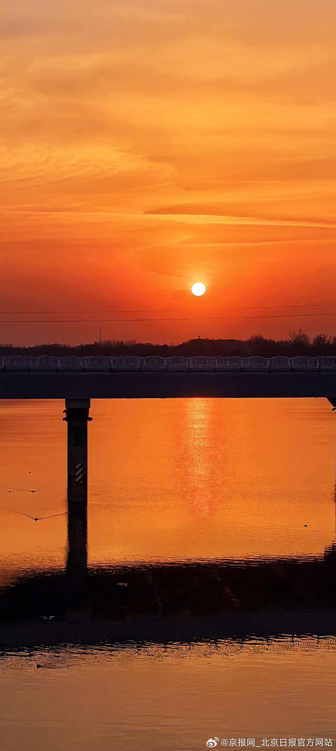 【#北京朝霞翻开过年日历#】#今日可抢初七返程车票# 2月9日清晨，北京朝霞正为